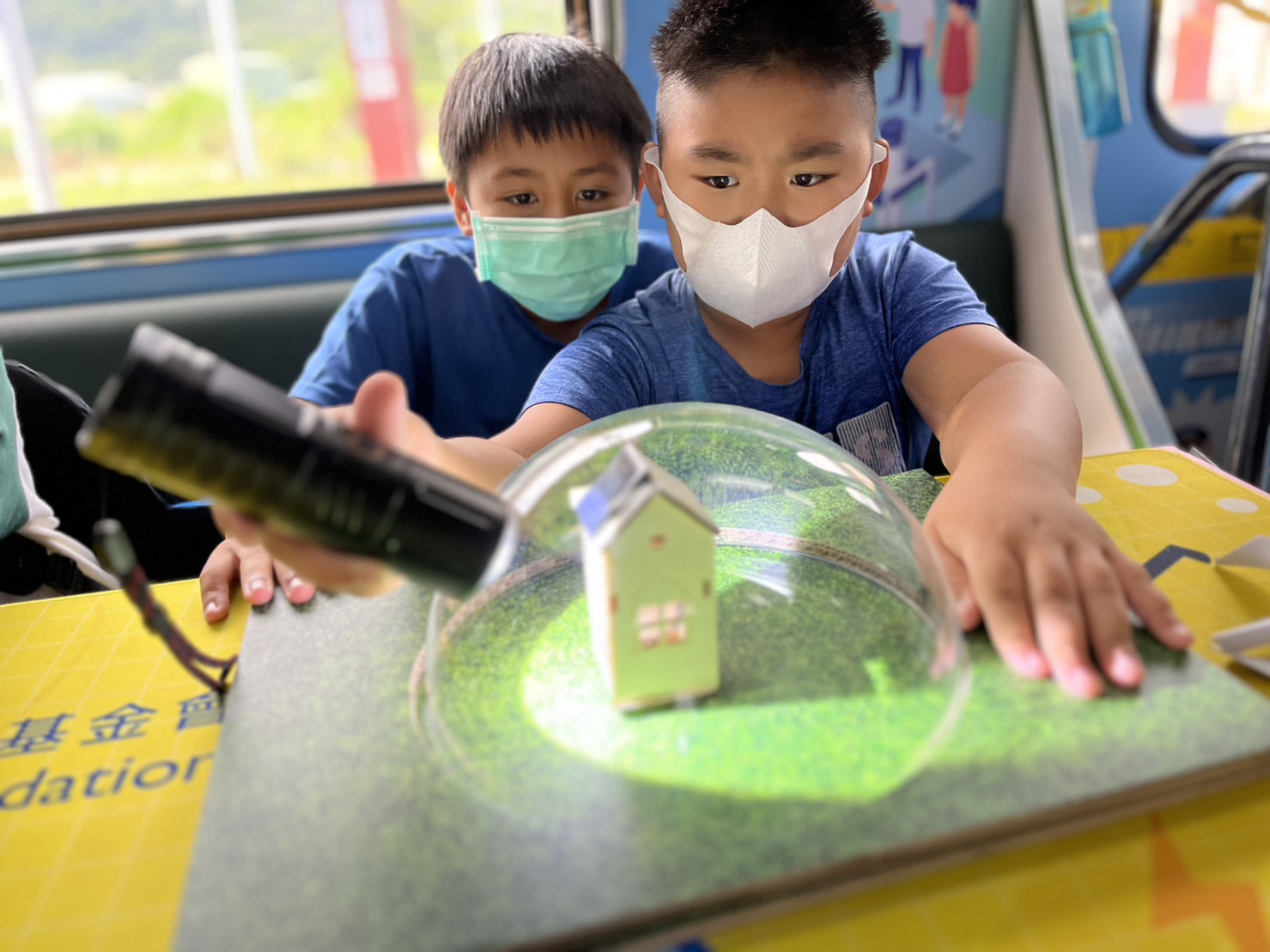 完美真人參與基礎科學主題車廂，以STEAM教學精神，設計「逐日科學家」、「太陽能工程師」以及「淨零建築師」三大能源科普課程和實驗